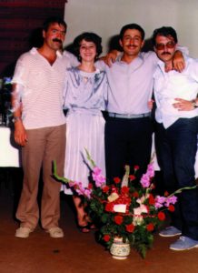 Hasarı Özün, Hasan Hakkı Erdoğan’la birlikte bir düğünde Sol başta Hasan Özüm Sağdan ikinci Hasan Hakkı Erdoğan